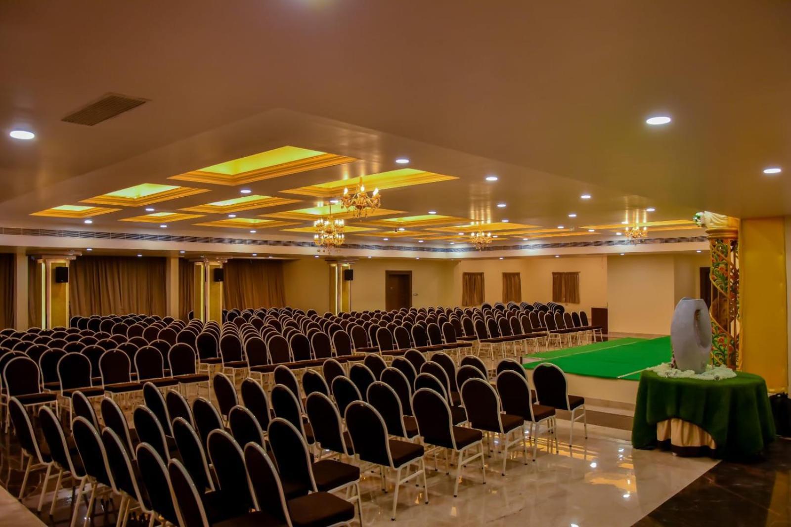Silver Stone Park Resort, Kovilpatti Extérieur photo