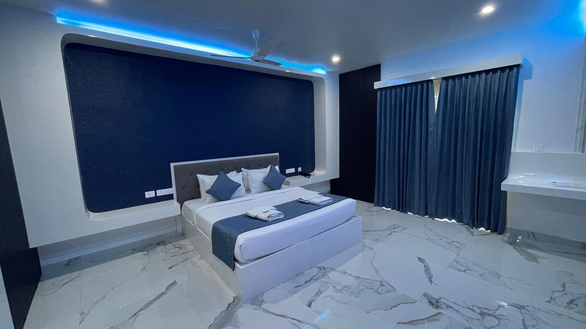 Silver Stone Park Resort, Kovilpatti Extérieur photo