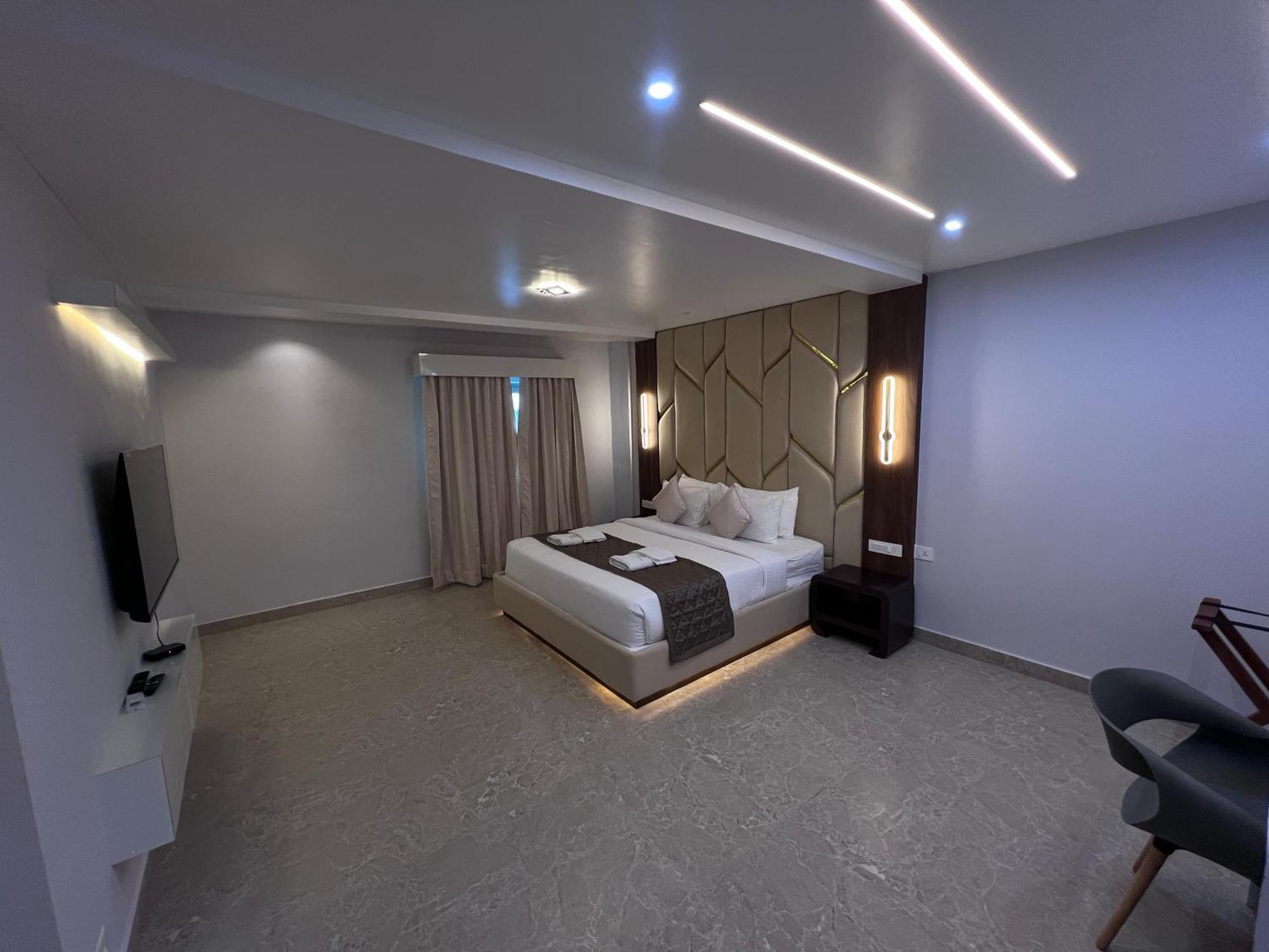 Silver Stone Park Resort, Kovilpatti Extérieur photo