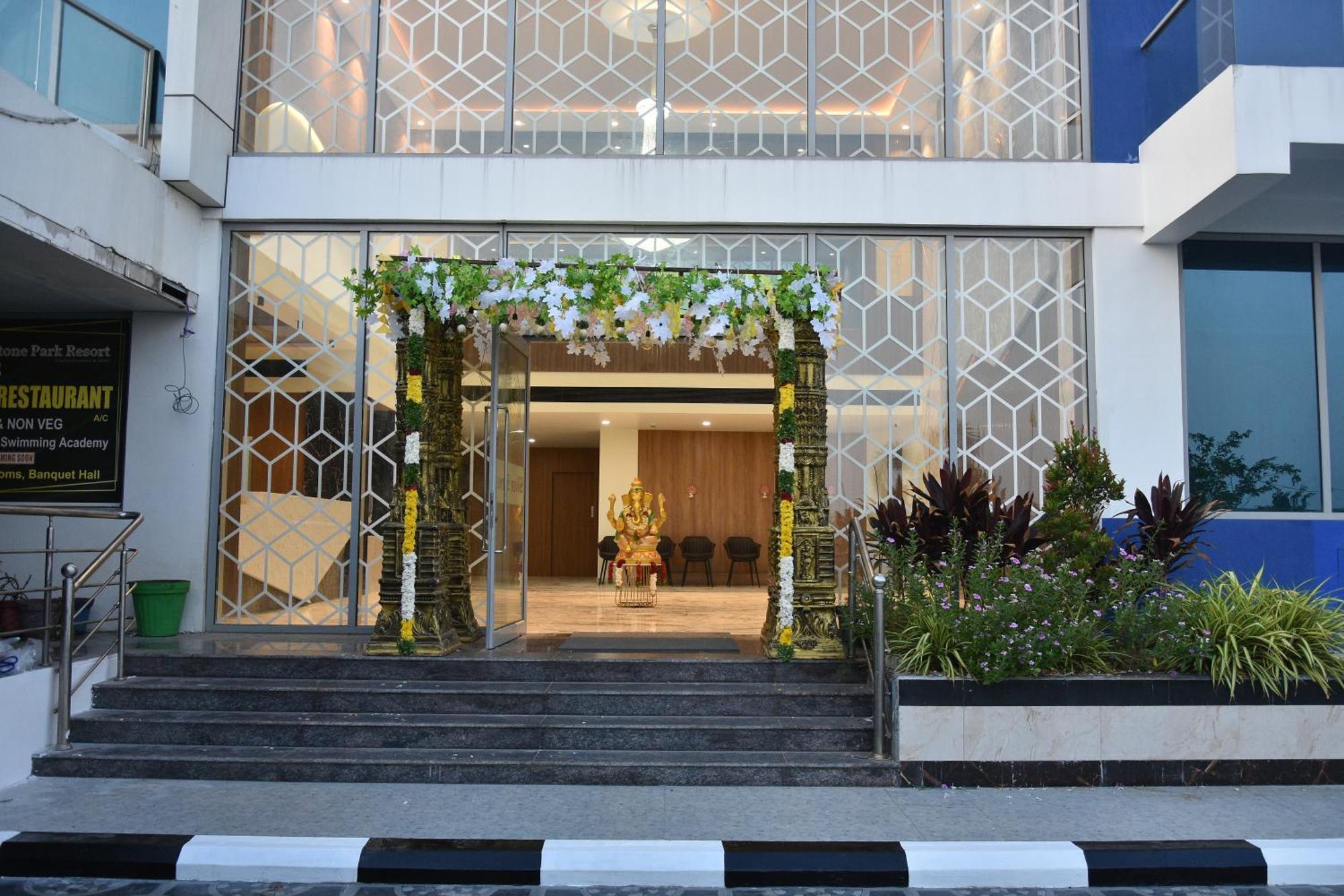 Silver Stone Park Resort, Kovilpatti Extérieur photo