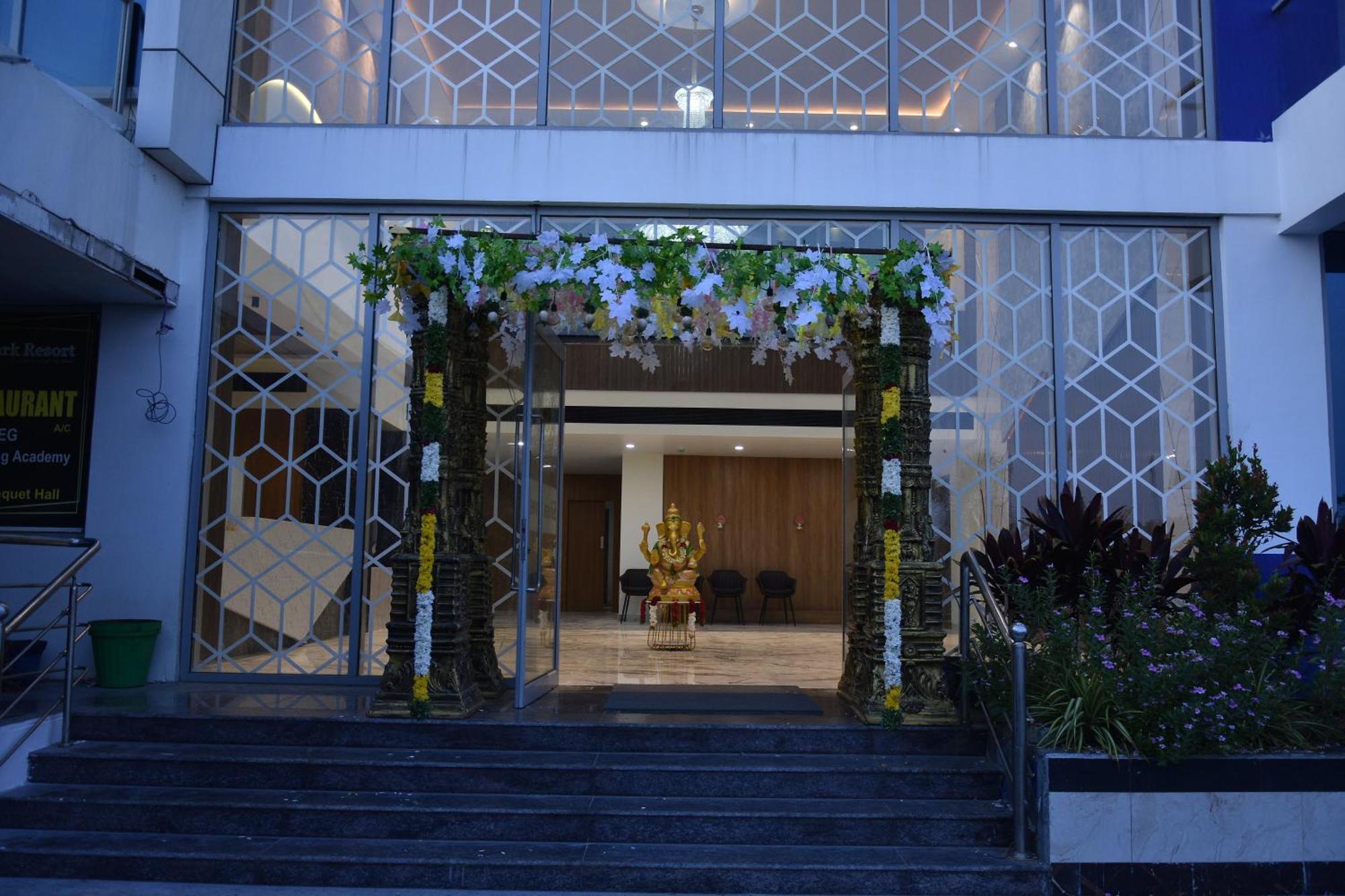 Silver Stone Park Resort, Kovilpatti Extérieur photo